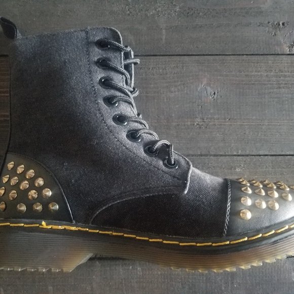 Studded boots? Yes, please! - Picture 2 of 7